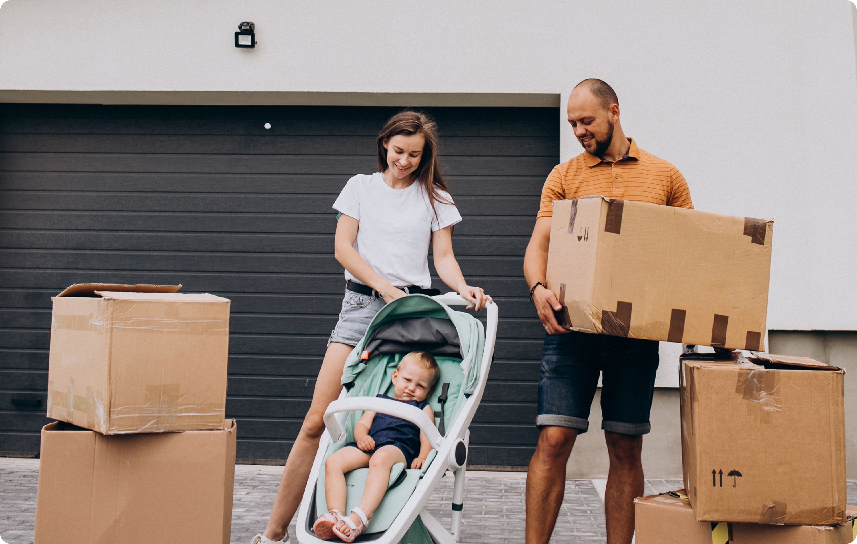 Familia junto a cajas de mudanza
