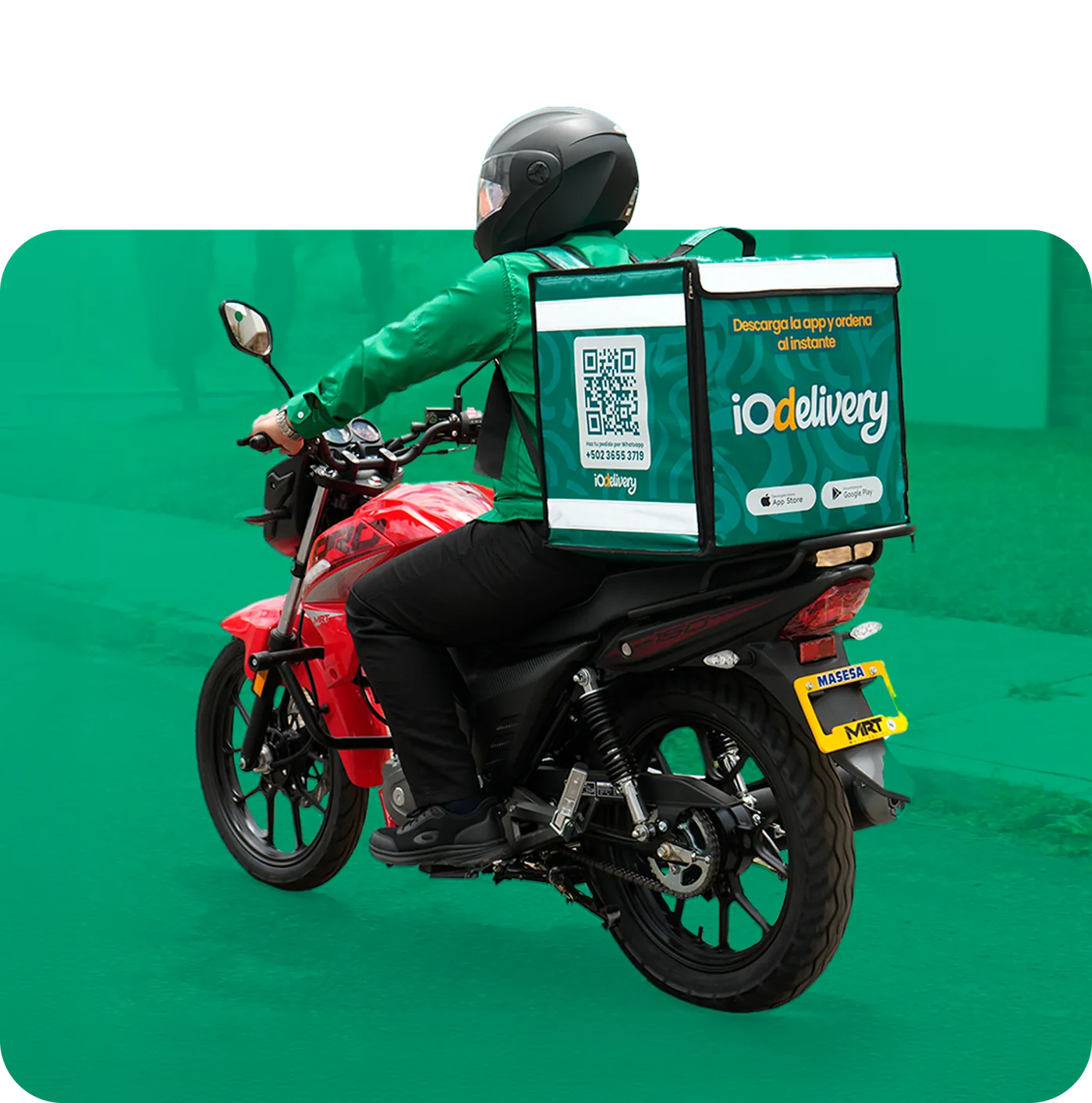 Motorista de iODelivery con su caja de reparto en moto